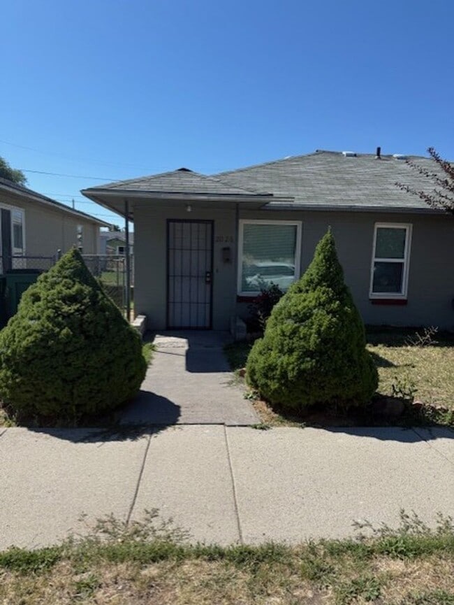 Building Photo - 2 Bedroom, 1 bath Duplex