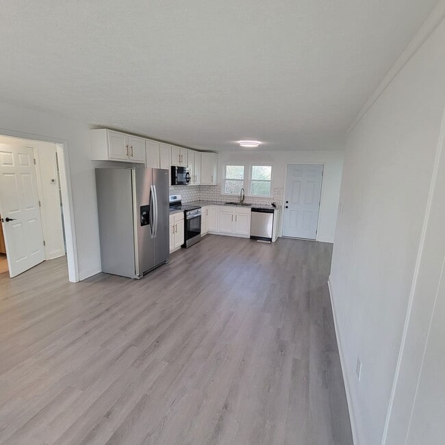 Building Photo - 166 E 16th St