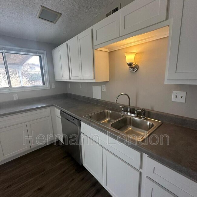 Building Photo - 785 Bobbins Ln
