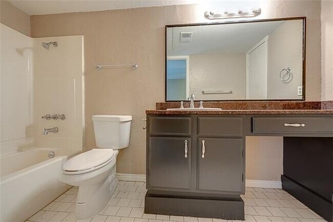 Building Photo - This Townhome is a true gem