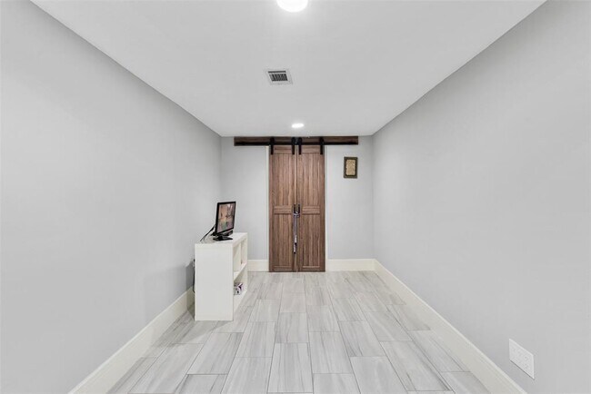 Foto del edificio - 7727 Barberton Dr