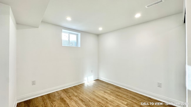 Building Photo - 1558 Somergrove Cres