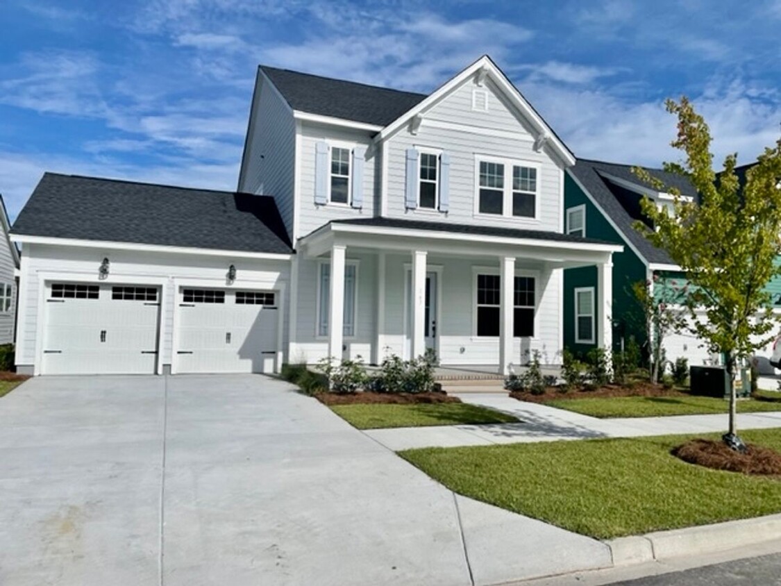Foto principal - LIKE NEW Executive Home In Coveted Midtown...