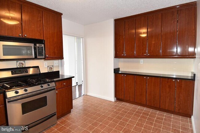 Foto del edificio - 5225 Pooks Hill Rd