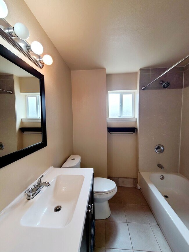 Foto del edificio - Totally remodeled. Impressive, open floor ...