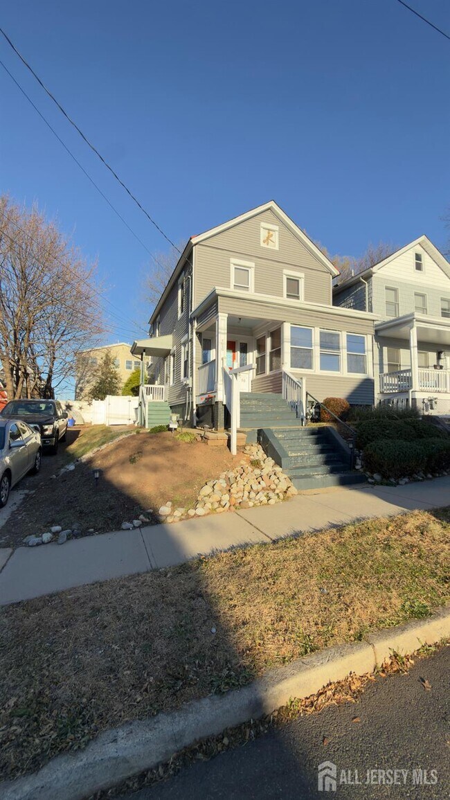 Building Photo - 55 Suydam St