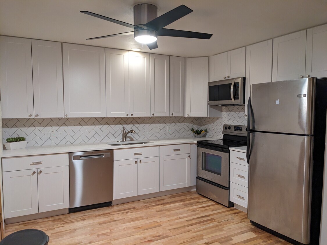Primary Photo - 5250 S Huron Way