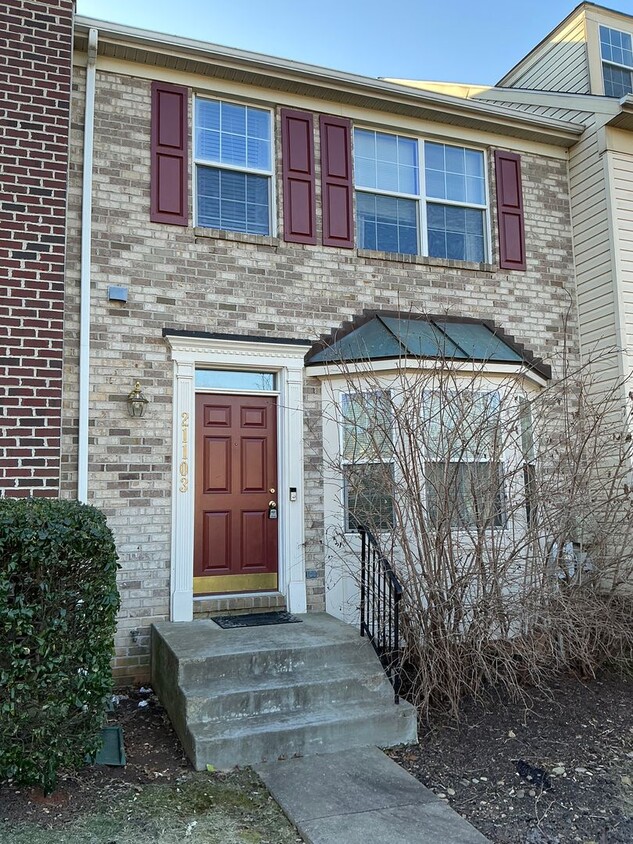 Foto principal - Very well maintained 3BR 2.5BA 3 level tow...