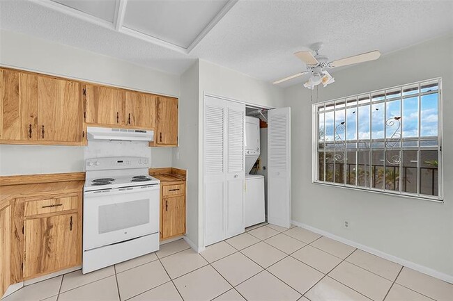 Foto del edificio - 7210 Lake Cir Dr