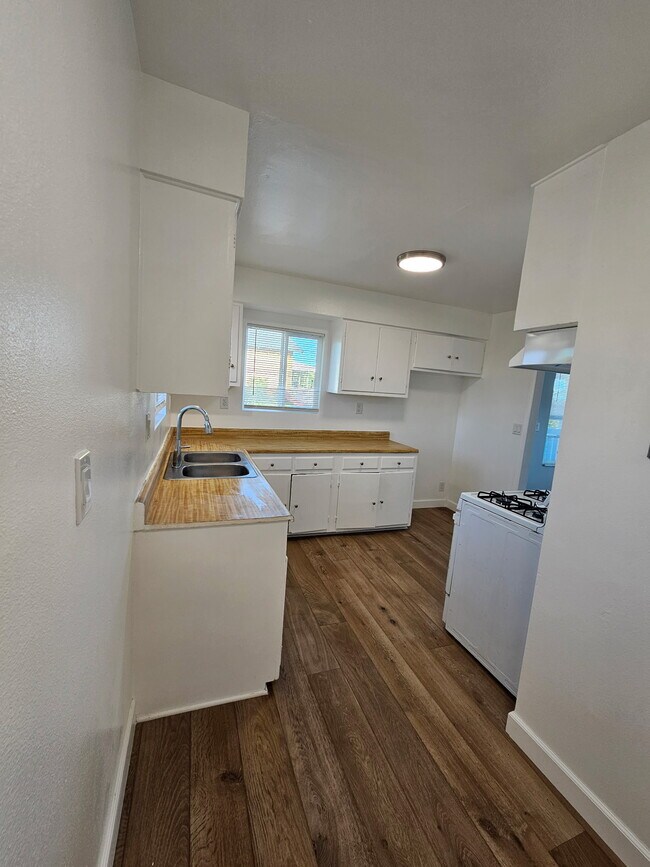 Foto del edificio - 1215 E 15th St