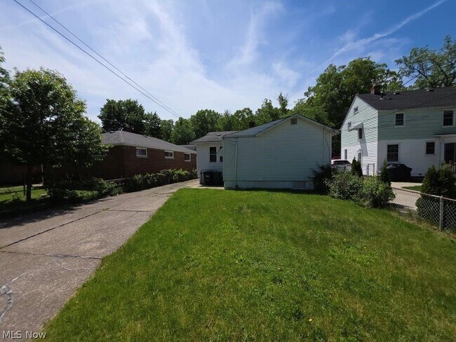 Foto del edificio - 20632 Woodstock Ave