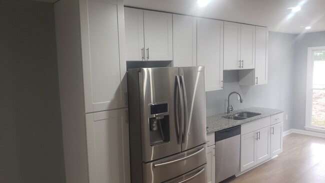 Building Photo - Charming 3br 3ba Townhome in Chapel Hill! ...