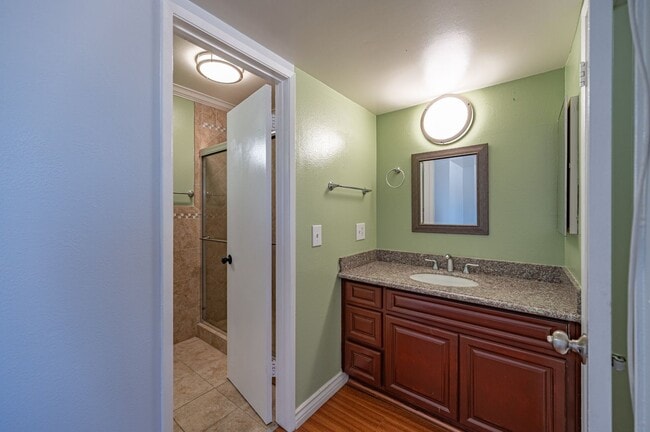 Building Photo - Beautiful Townhome in Garden Grove for Lease