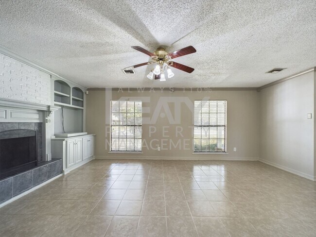 Foto del edificio - 4 bed / 2 bath Nestled in the vibrant hear...