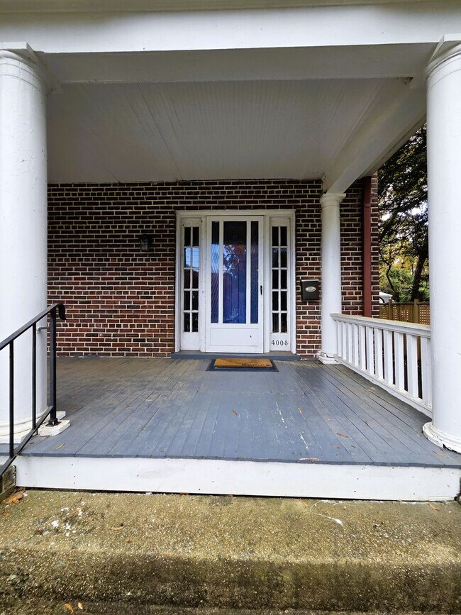 Foto del edificio - Renovated stately brick home in Forest Hill area on large lot.