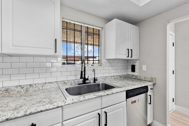 Foto del edificio - Beautifully Updated 2 Bedroom, 2 Bathroom Home Near the Heart of Las Vegas