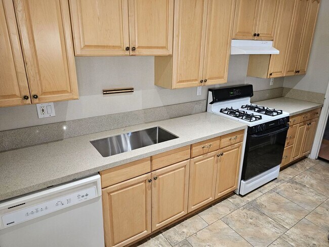 Building Photo - Centrally Located 3BR 2BA with Canyon View...