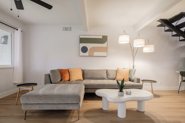 Foto del edificio - 7971 Hanford Way