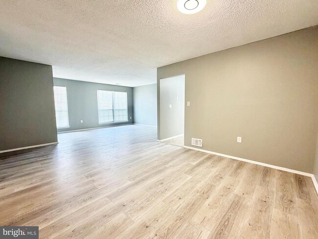 Building Photo - 44 Cheverny Ct