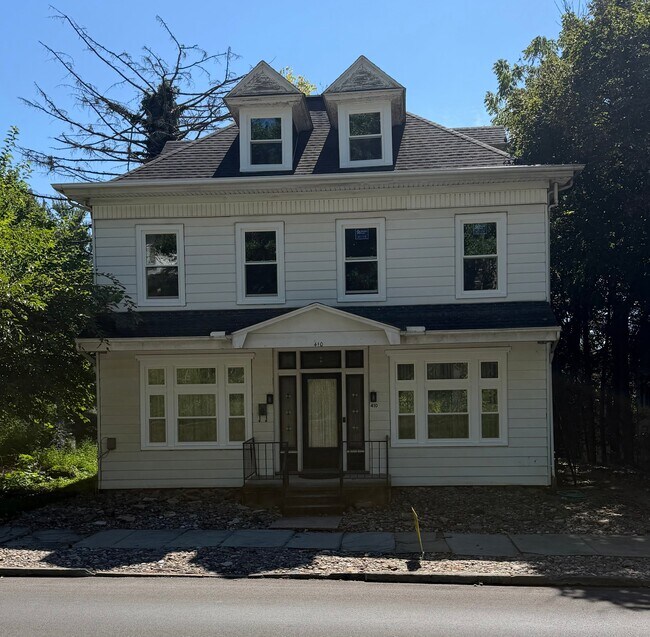 Building Photo - 410 Broadway St
