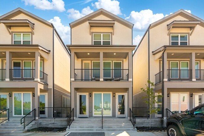 Building Photo - 494 S Centro Cir