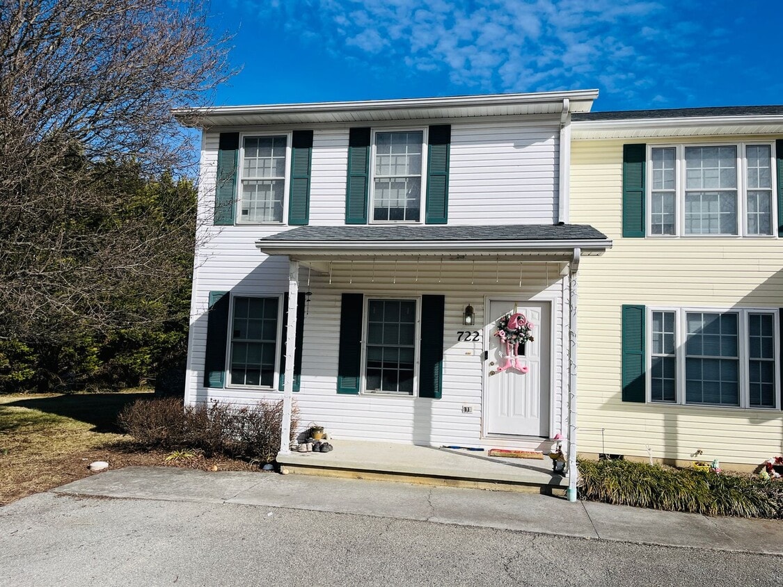 Primary Photo - 2 Bedroom, 2.5 Bath Townhouse
