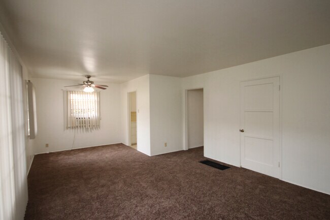 Foto del edificio - 1299 E Washington Blvd