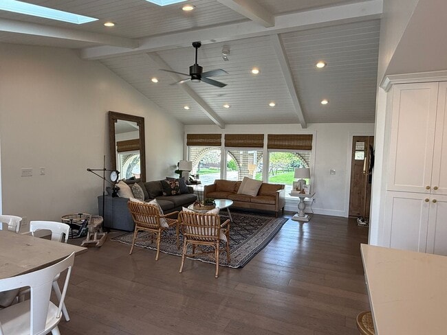 Building Photo - Comfortable 5 Bed / 4 Bath Home with Dual Kitchens & Garage