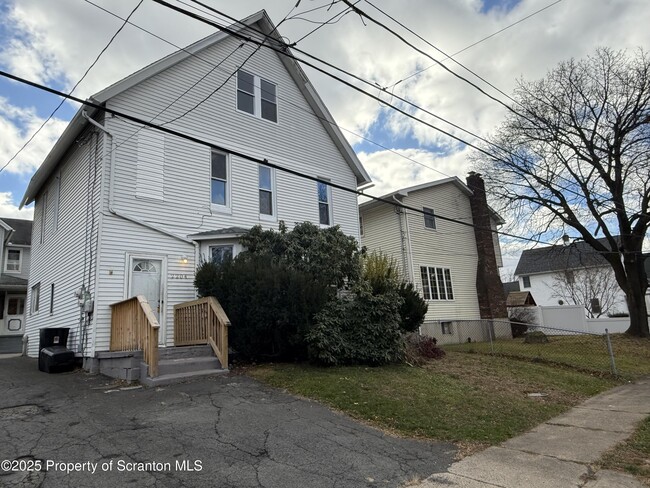 Foto del edificio - 2204 Golden Ave