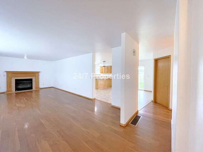 Building Photo - Oregon City Country Living - 4 BR/3BA - Sm...