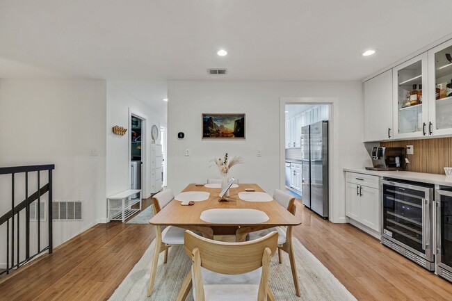 Building Photo - Large, Remodeled 3Bed/2.5Ba Townhome in Ha...
