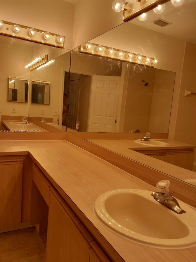 Foto del edificio - 6182 Pine Tree Ln