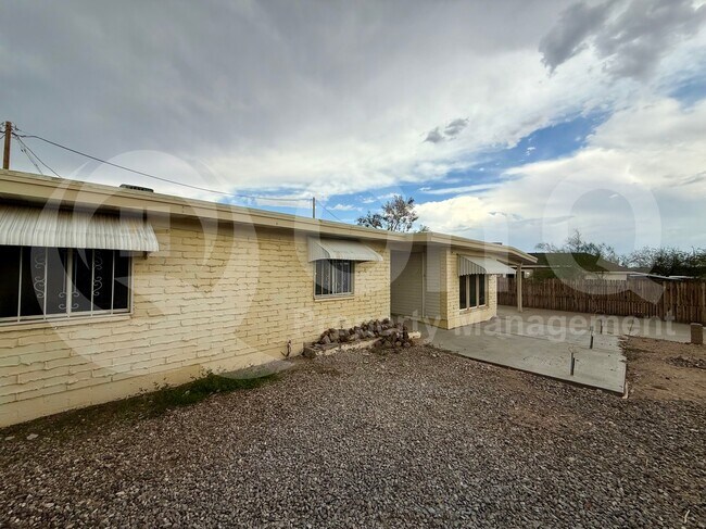 Foto del edificio - 2120 N 3rd Ave