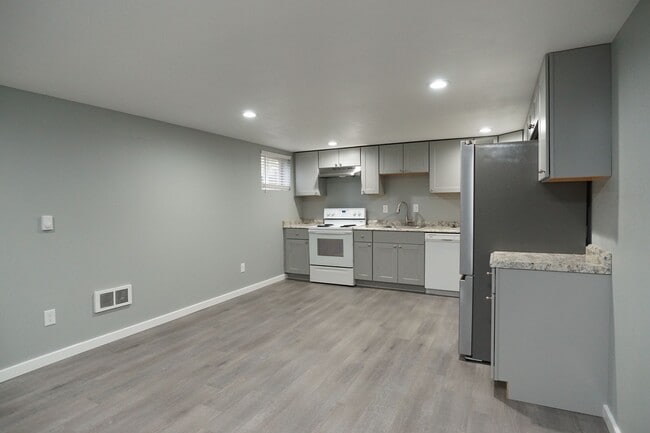 Building Photo - 1523 S Mason Ave