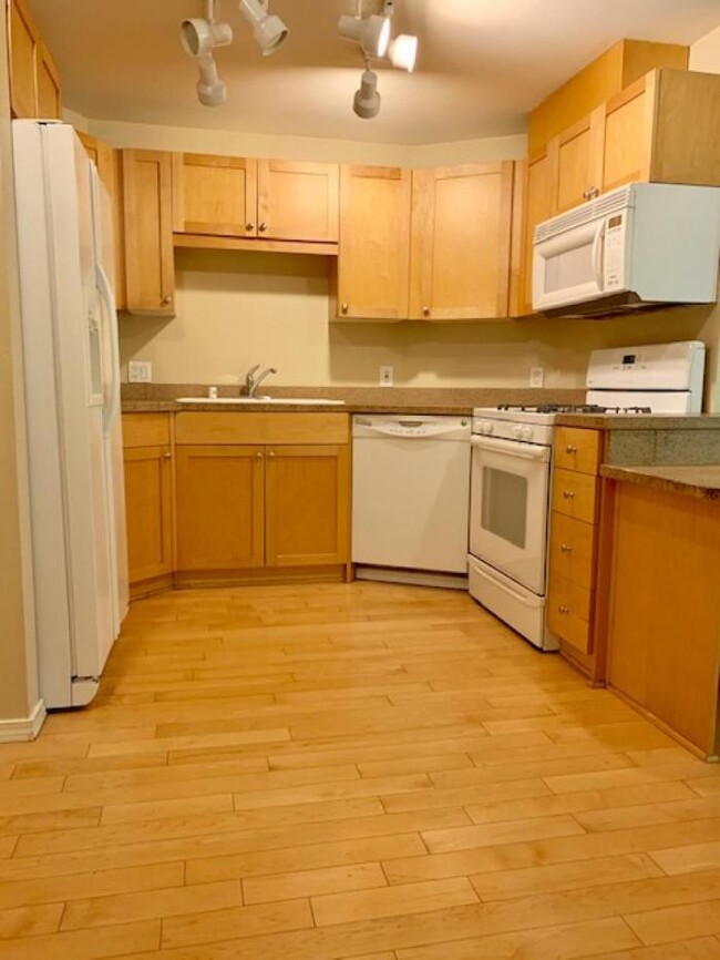 Building Photo - 2 bedroom in Seattle WA 98109