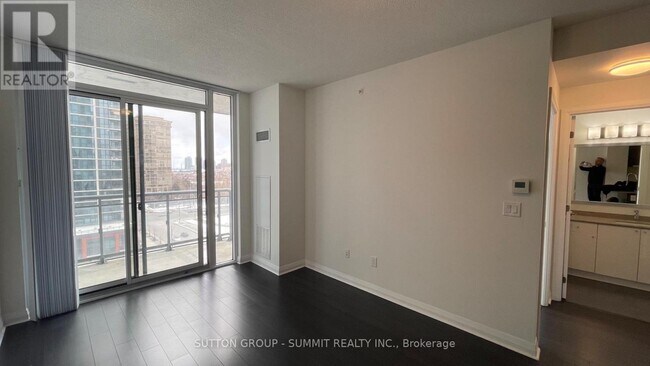 Photo du bâtiment - 5033-5033 Four Springs Ave