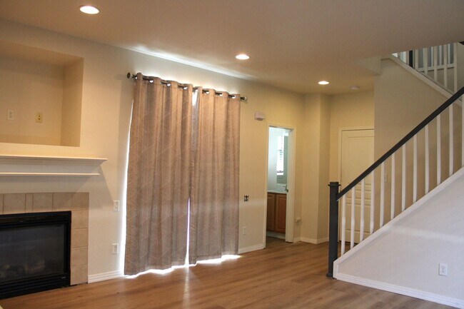 Foto del edificio - Spacious 2BR Home | Updated Finishes, Pool Access, 2-Car Garage