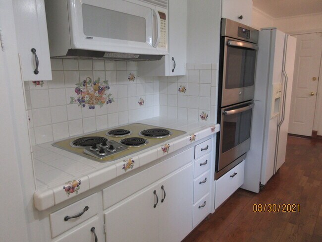 kitchen cooktop, double ovens, microwave - 10905 E 19th Ave