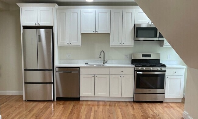 Building Photo - 16 Harris St