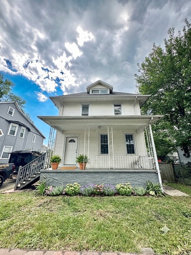 Building Photo - 119 Evergreen Ave