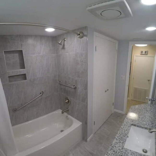 Foto del edificio - 2447 Baywood Dr W