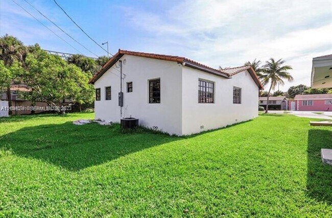 Foto del edificio - 860 NW 17th Ct