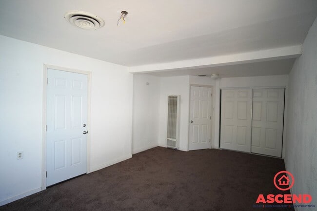 Building Photo - 214 E Belle Ave