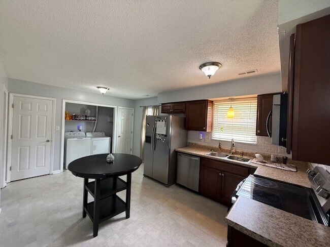 Foto del edificio - Rental Home Avail off of Gum Branch!