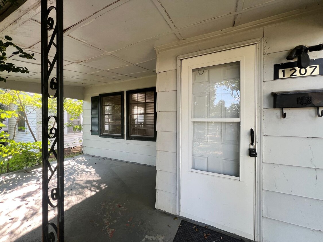Primary Photo - 1207 State St