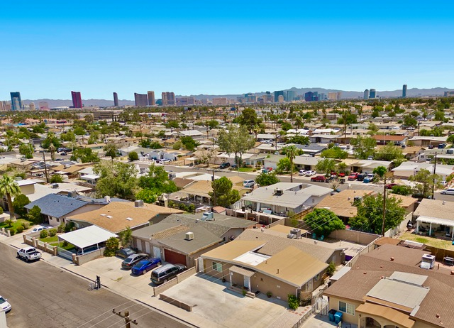 Foto principal - 5333 Longridge Ave