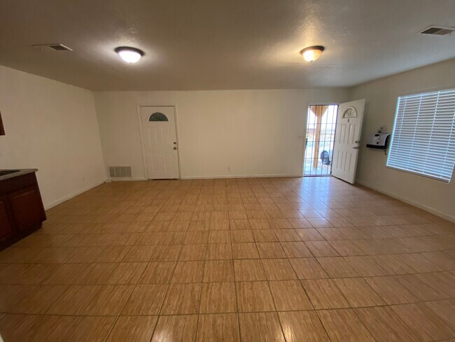 Gran salón con garaje adjunto. - 8130 Heather Ave