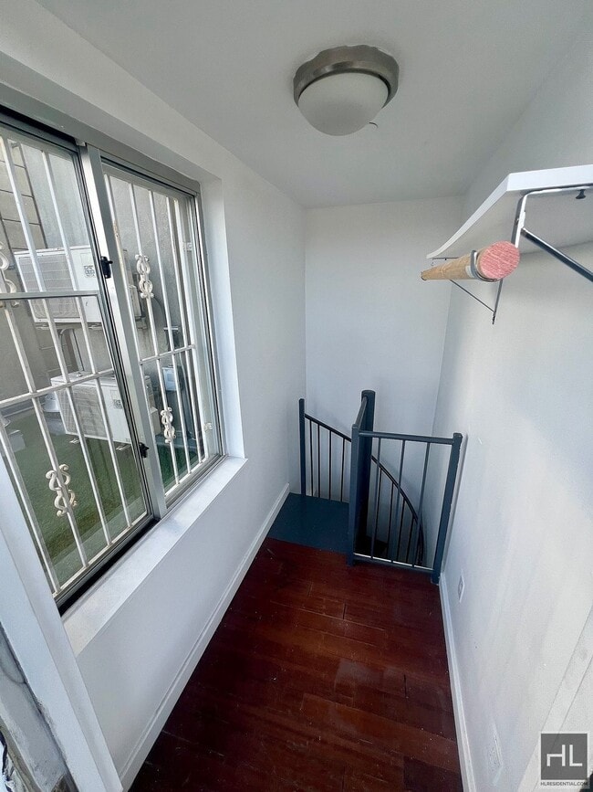 Foto del edificio - 2BR Penthouse w/ Balcony & Private Rooftop Terrace on Bushwick E. Williamsburg Border