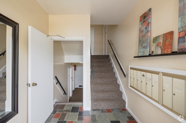 Lobby Photo - Heritage Arms