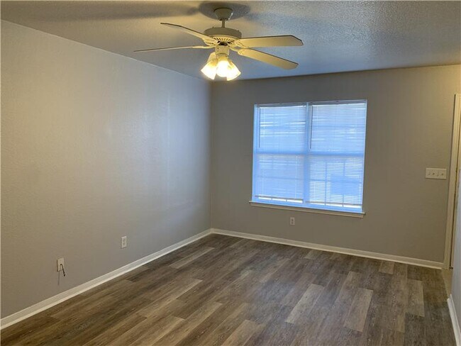 Foto del edificio - 2807 Cantabrian Dr